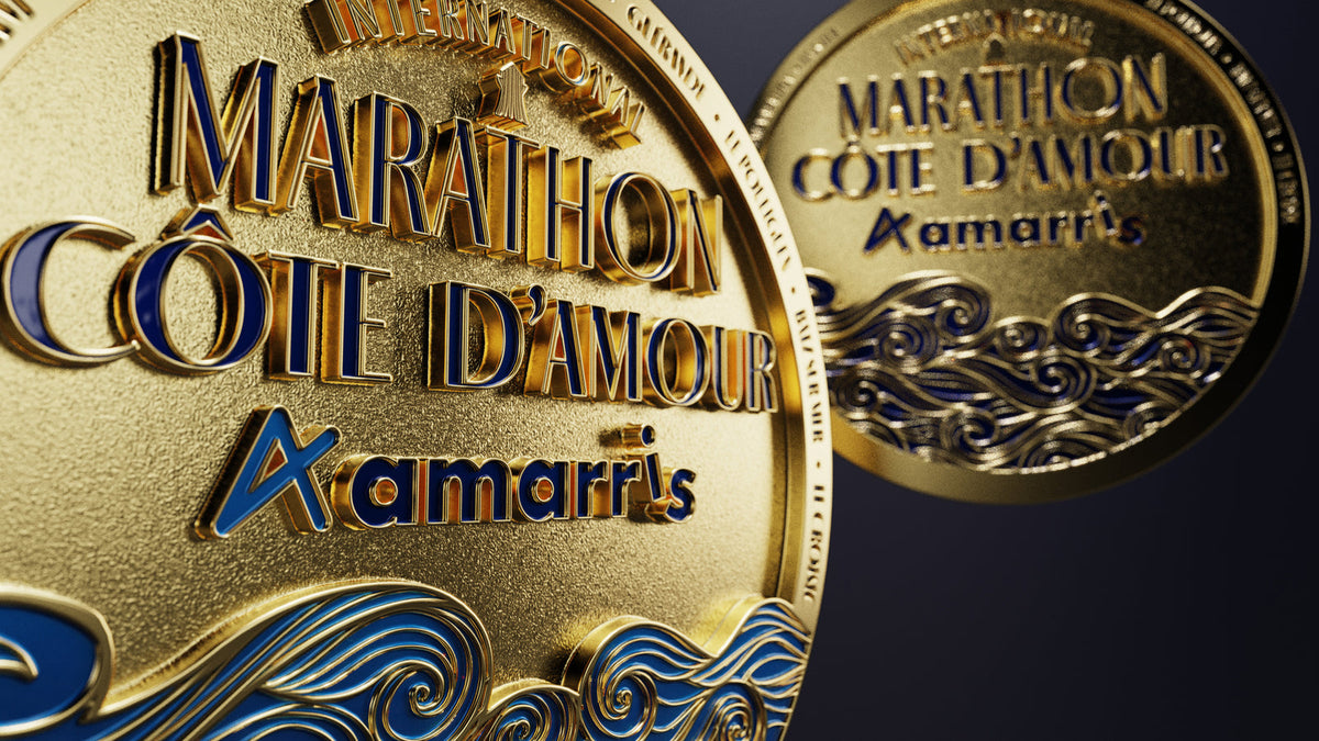 Médailles en métal doré du Marathon Côte d'Amour