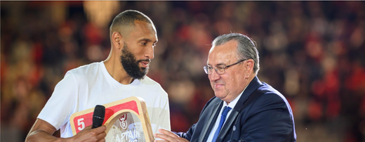 Photo de Yunis Abdelhamid avec son trophée personnalisé.