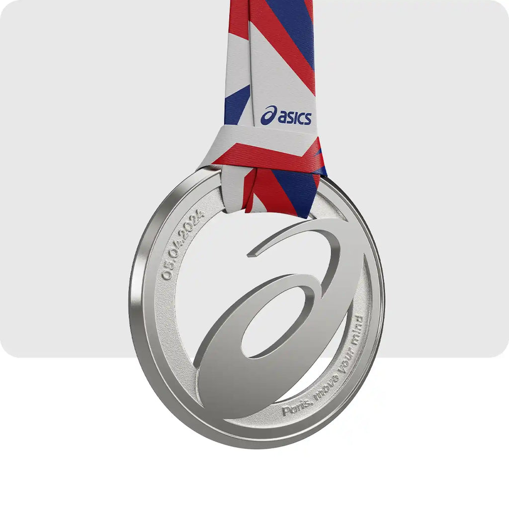 Médaille en métal de couleur grise composé du logo de la marque Asics en son centre.