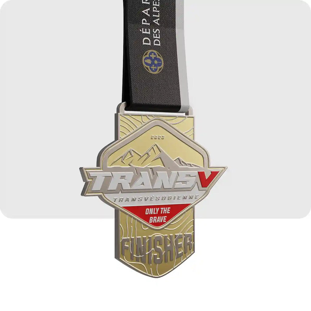 médaille gravée de couleur doré, blanche et rouge avec en son centre le logo indiquant le nom de la course en relief. 
