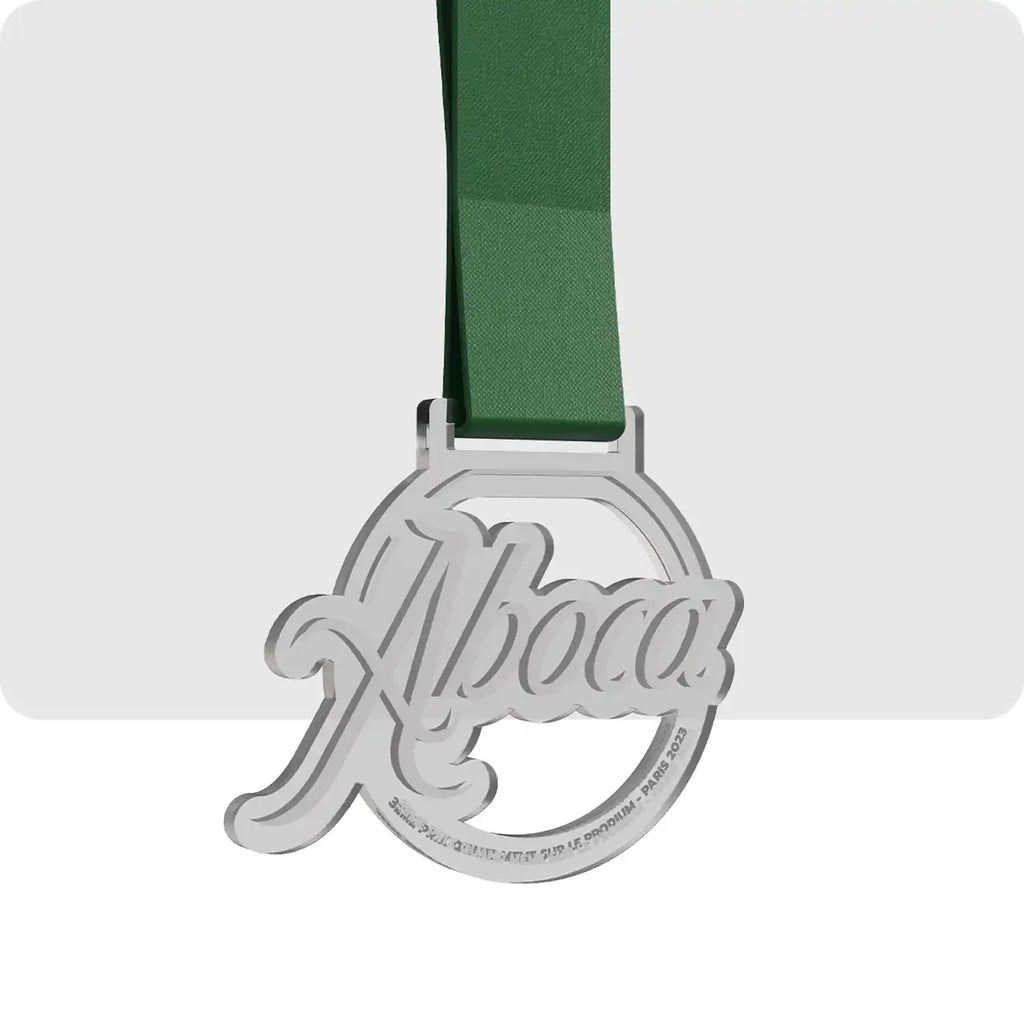 médaille en plastique, avec le nom de l'évènement en son centre. 