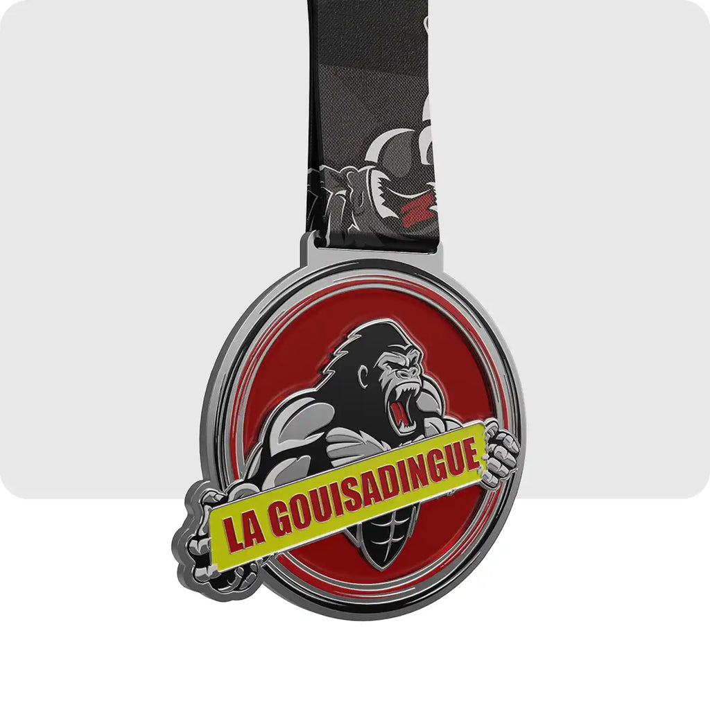 médaille gravée composée de plusieurs couleurs tel que le noir, le rouge et le jaune. Avec en son centre un gorille tenant entre ces mains le nom de l'organisation sportive. 