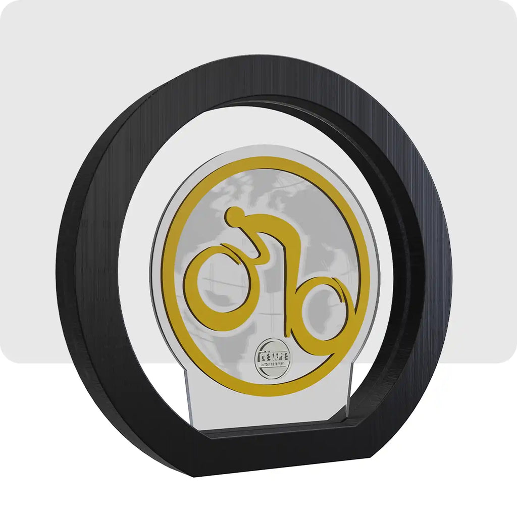 Trophée en bois et en plexiglass de couleur noir et jaune, il est en forme de cercle et au centre ce trouve un design épuré de cycliste en action. 