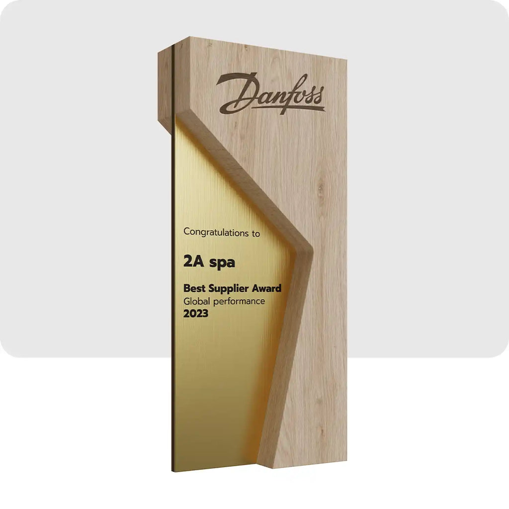 Trophée personnalisé en métal et en bois de couleur marron et doré, avec le logo de l'entreprise gravé sur la partie supérieur du trophée. 