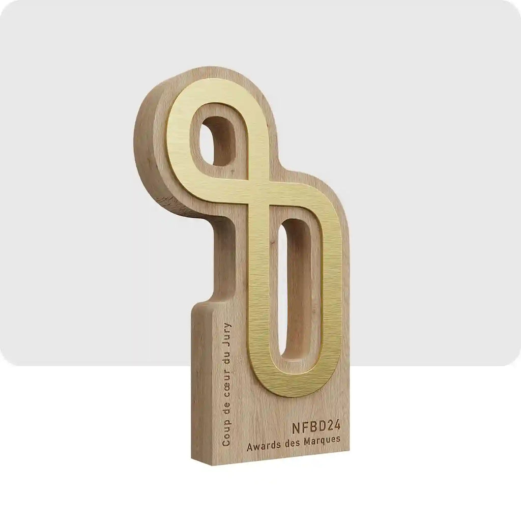 Trophée personnalisé en bois de couleur marron et doré avec une forme libre. 