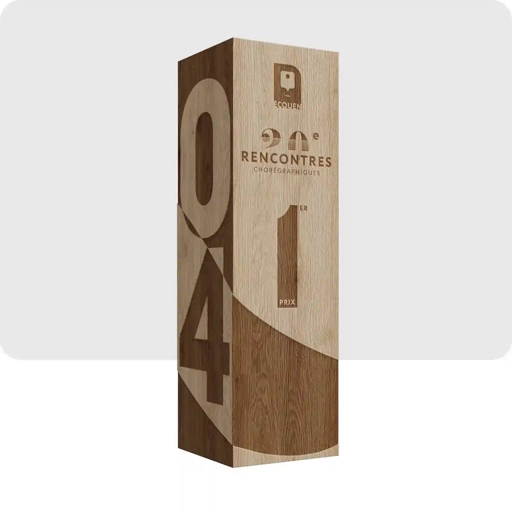 trophée personnalisé en bois de forme rectangulaire, de couleur marrons clair. Les inscriptions sur le trophée sont d'un marron plus foncé.