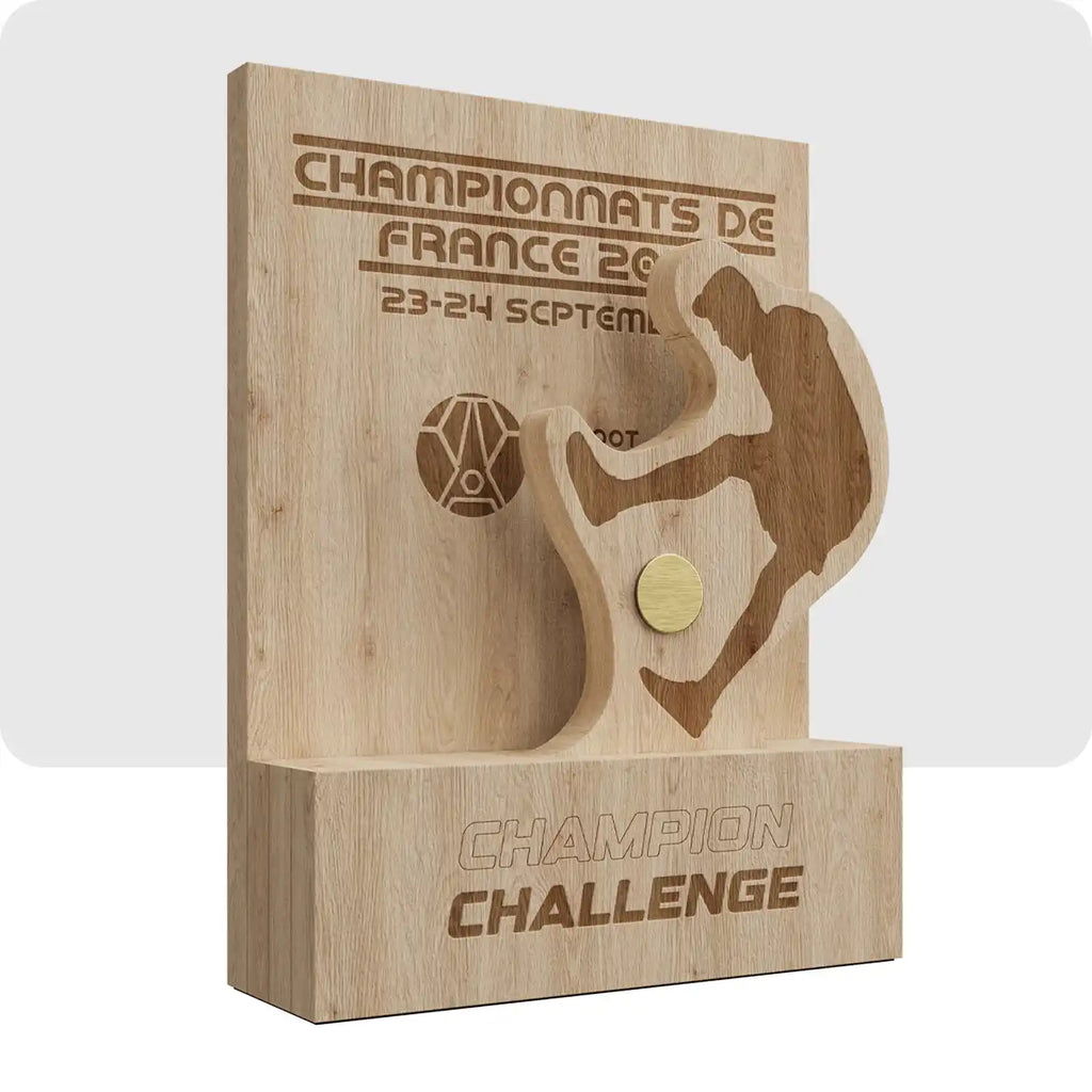 Trophée en bois, de couleur marron et marron foncé. Le trophée est constitué en deux parties distinctes afin de créer un relief. 