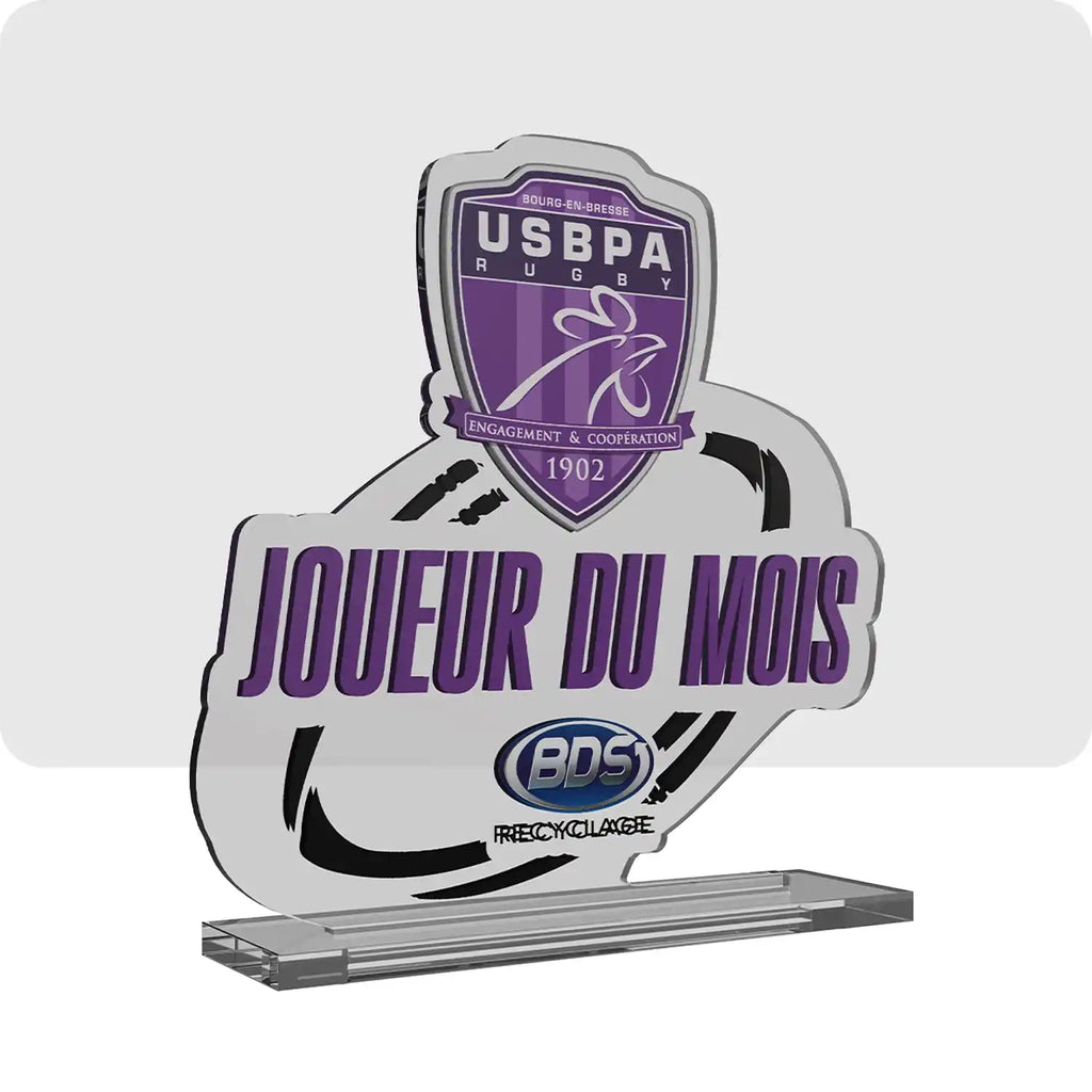 Trophée personnalisé en plexiglass, avec en son centre le logo de l'équipe sportive ainsi que des écritures.