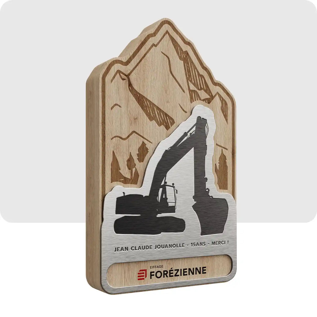 Trophée personnalisé en bois et en métal gravé avec une illustration pour le groupe Eiffage. Le bois en arrière plan représente une montagne. 