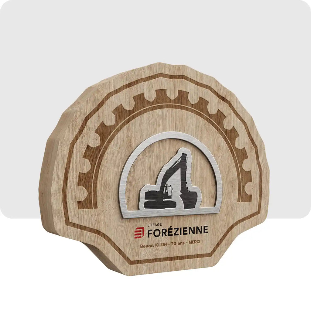 Trophée personnalisé en bois et en métal gravé avec une illustration pour le groupe Eiffage.