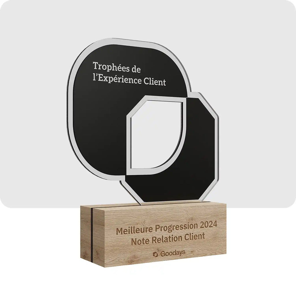 Trophée personnalisé en bois et plexiglass. Le logo de l'entreprise est représenté en pvc et est posé sur un socle en bois. 