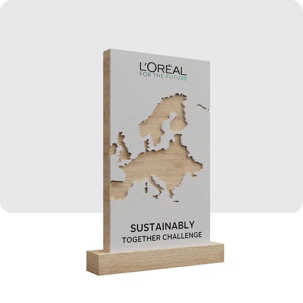 Trophée personnalisé en forme rectangulaire, le fond est en bois, la forme du continent européen apparait en relief sur l'entièreté du trophée.  