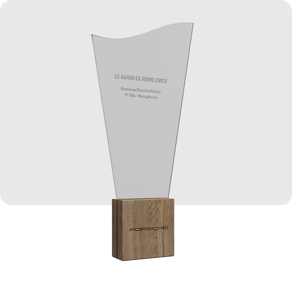 Trophée personnalisé en bois et en plexiglass, le socle est en bois et le reste du trophée est classe et épuré. 