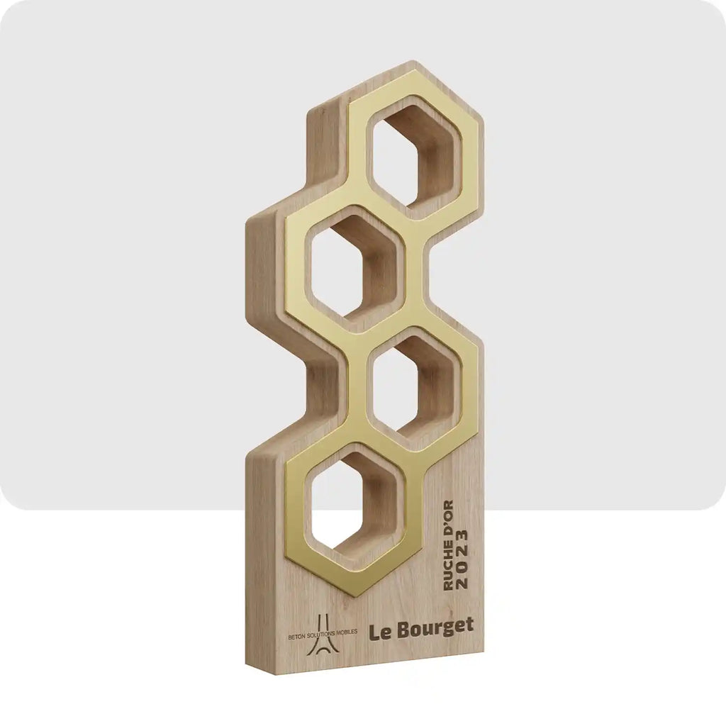 Trophée personnalisé en bois et doré, la forme est personnalisé en forme de ruche.