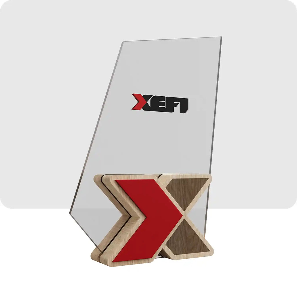 Trophée personnalisé en bois et en plexiglass, de couleur rouge, noir, le socle est en bois et comporte le logo de l'entreprise Xefi.