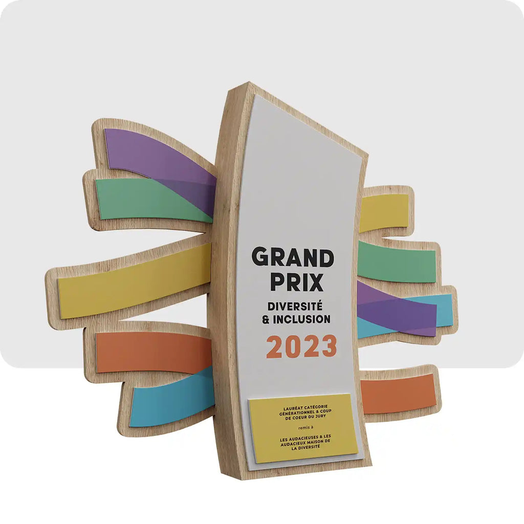 Trophée d'entreprise de couleur jaune, violet, vert, bleu, orange et blanc. Au centre du logo le nom de l'évènement y est inscrit. 