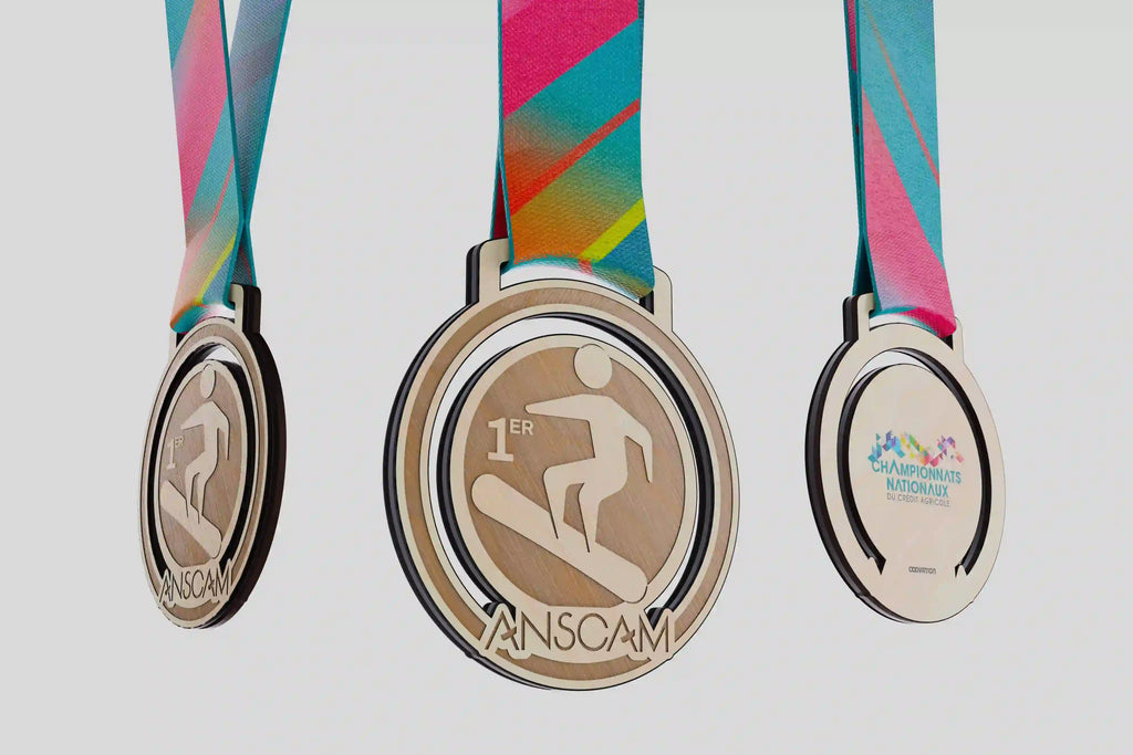 Médaille en bois ANSCAM avec silhouette sportive gravée et ruban coloré des Championnats Nationaux.