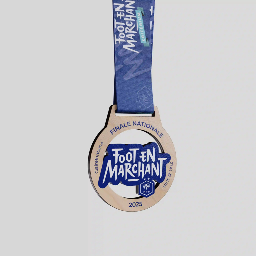 Médaille en bois bleue pour la finale nationale de Foot en Marchant, organisée par la FFF.