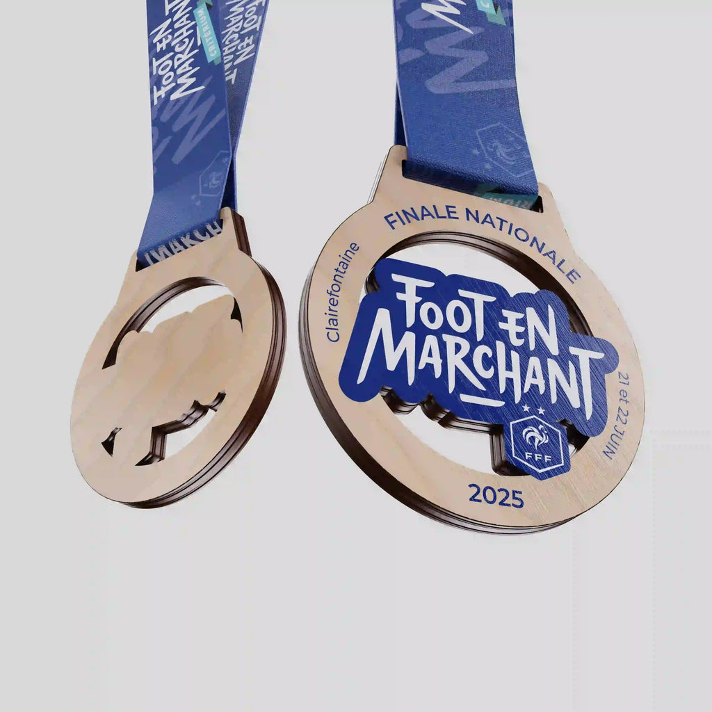 Médaille en bois bleue pour la finale nationale de Foot en Marchant, organisée par la FFF.