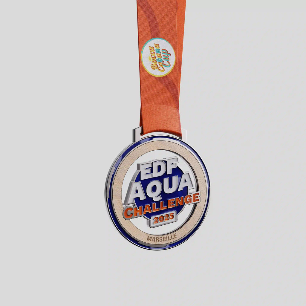 Médaille en bois et métal EDF Aqua Challenge 2025 à Marseille, avec ruban orange.