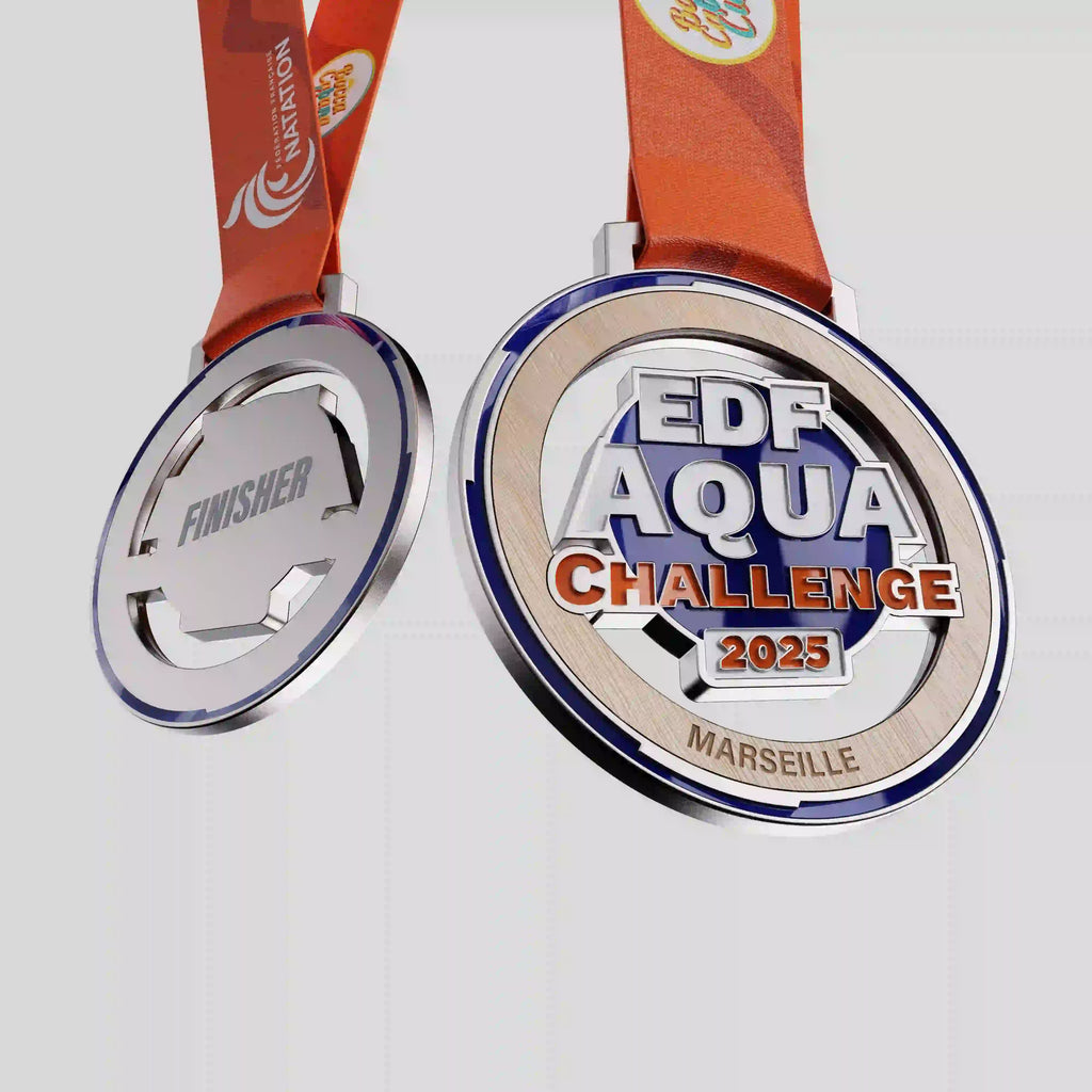 Médaille en bois et métal EDF Aqua Challenge 2025 à Marseille, avec ruban orange.