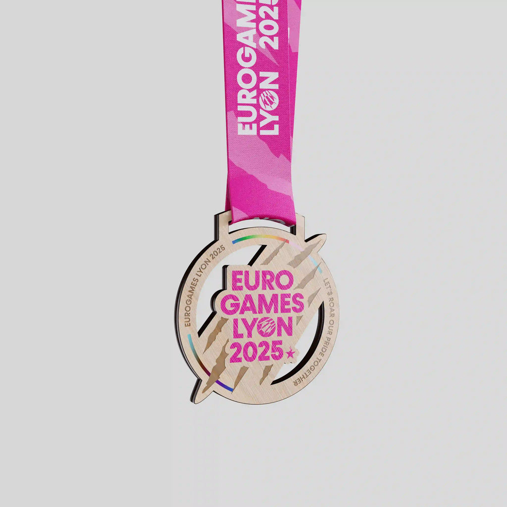 Médaille en bois EuroGames Lyon 2025 avec ruban rose et gravure colorée moderne.