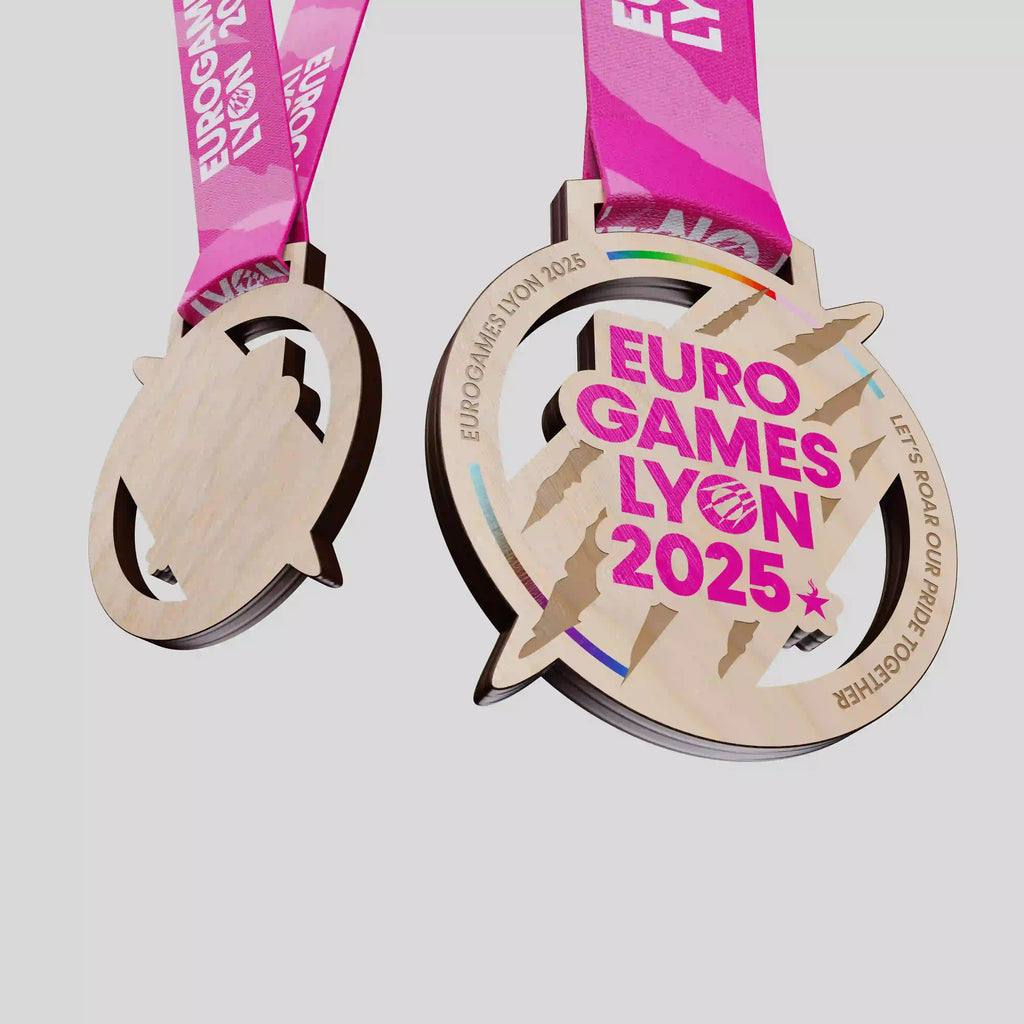 Médaille en bois EuroGames Lyon 2025 avec ruban rose et gravure colorée moderne.