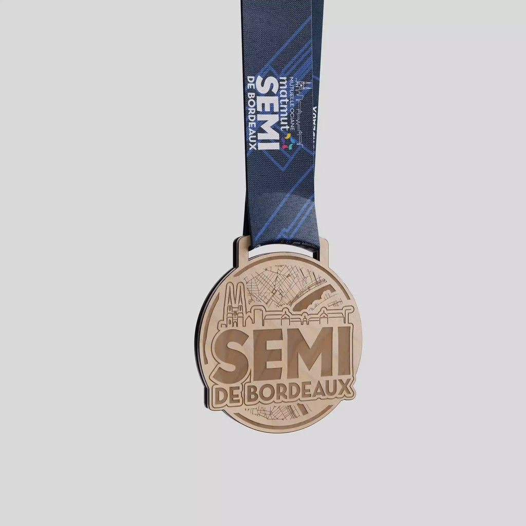 Médaille en bois Semi de Bordeaux avec gravure de la ville et ruban bleu nuit.