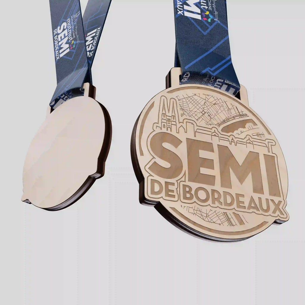 Médaille en bois Semi de Bordeaux avec gravure de la ville et ruban bleu nuit.