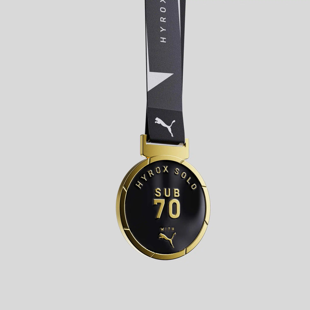 Médaille en or et émaillage noir Hydrox Puma, design industriel et sportif, finitions mates et brillantes.