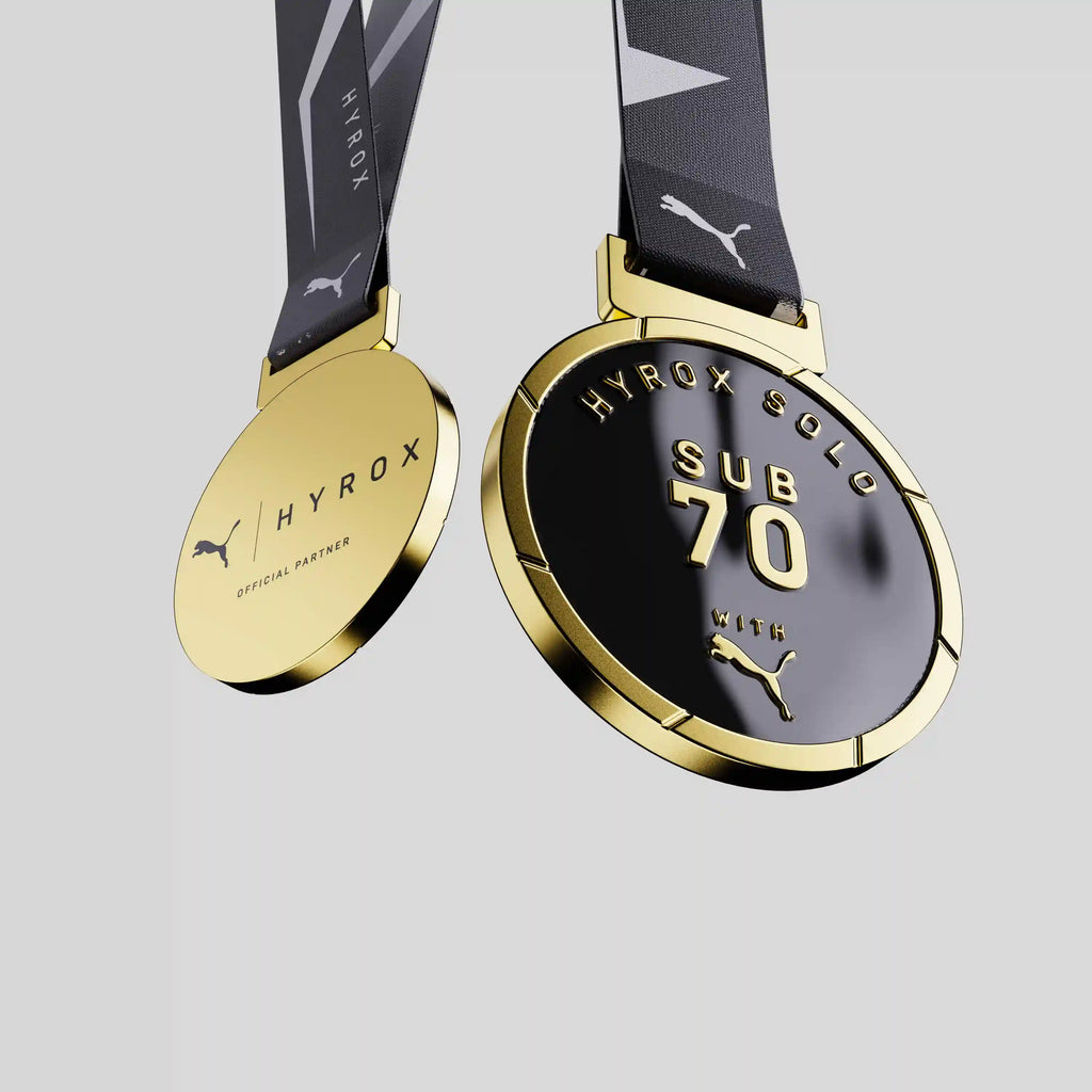 Médaille en or et émaillage noir Hydrox Puma, design industriel et sportif, finitions mates et brillantes.