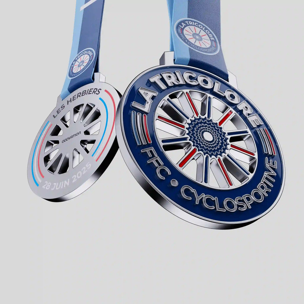 médaille en argent avec émaillage tricolore en forme de roue de vélo