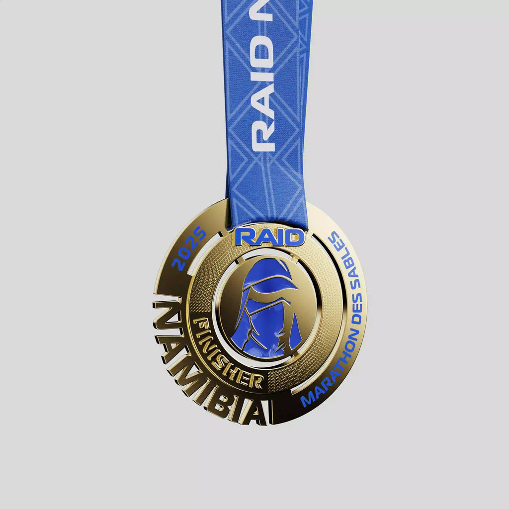 Médaille en métal du Marathon des Sables, design haut de gamme avec reliefs et finitions sablées.