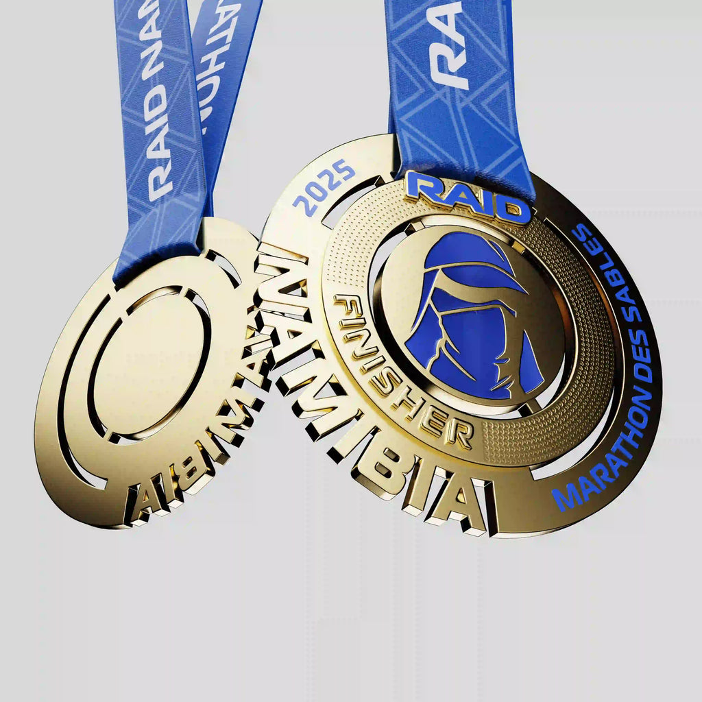 Médaille en métal du Marathon des Sables, design haut de gamme avec reliefs et finitions sablées.