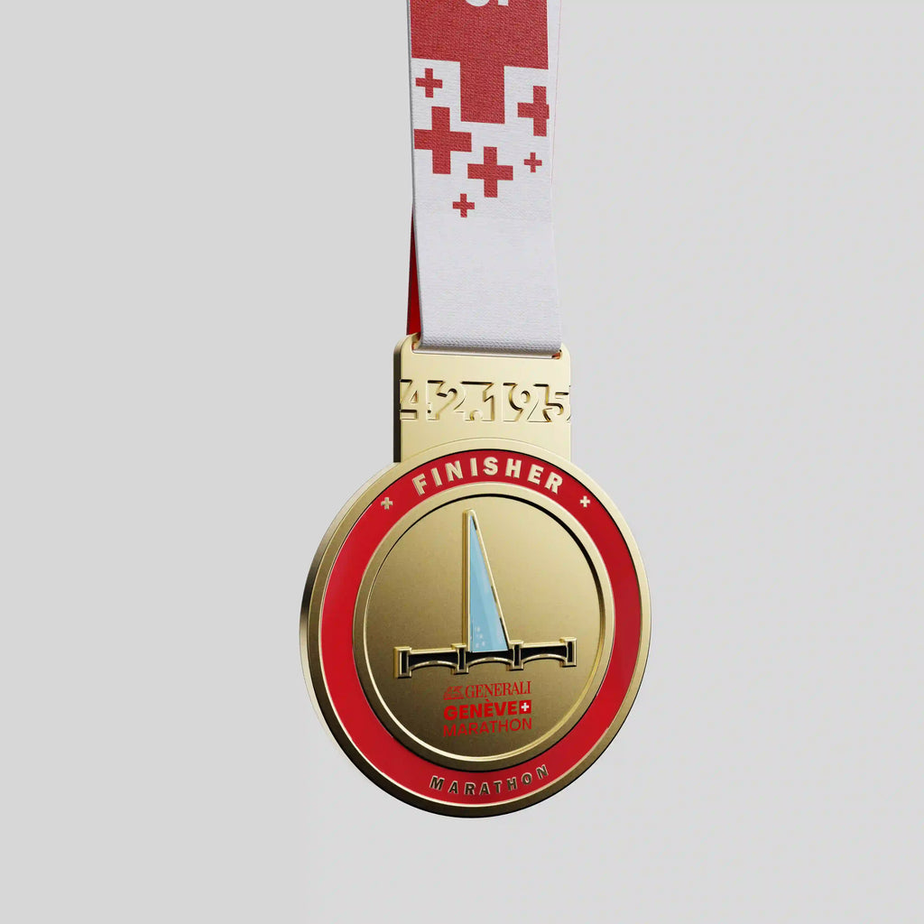 Médaille en métal du Marathon de Genève, design circulaire argenté avec logo et finitions brillantes.