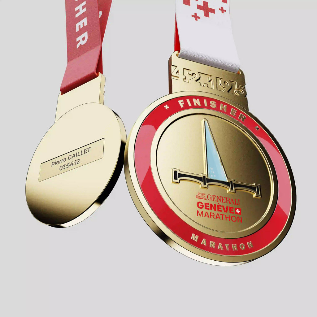 Médaille en métal du Marathon de Genève, design circulaire argenté avec logo et finitions brillantes.