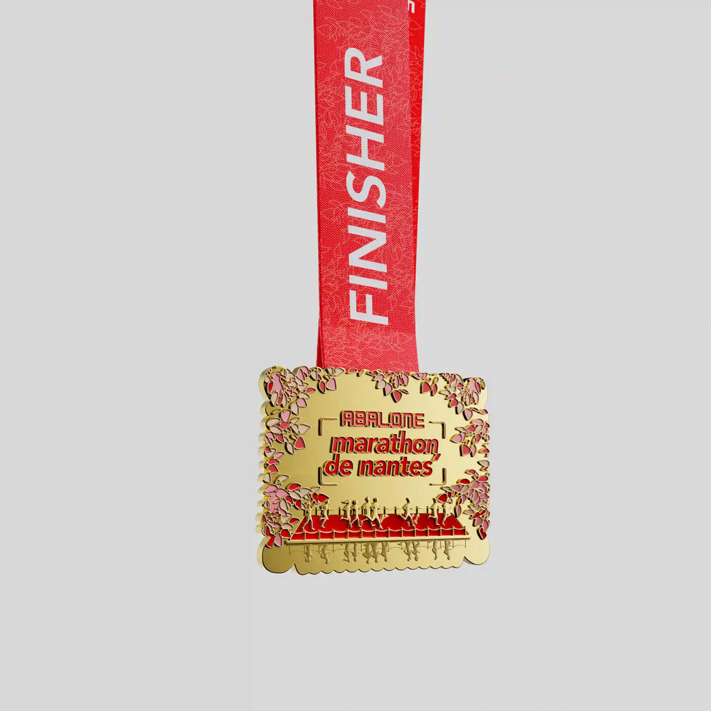 Médaille en métal du Marathon de Nantes, design moderne avec superposition de niveaux et ruban coloré.
