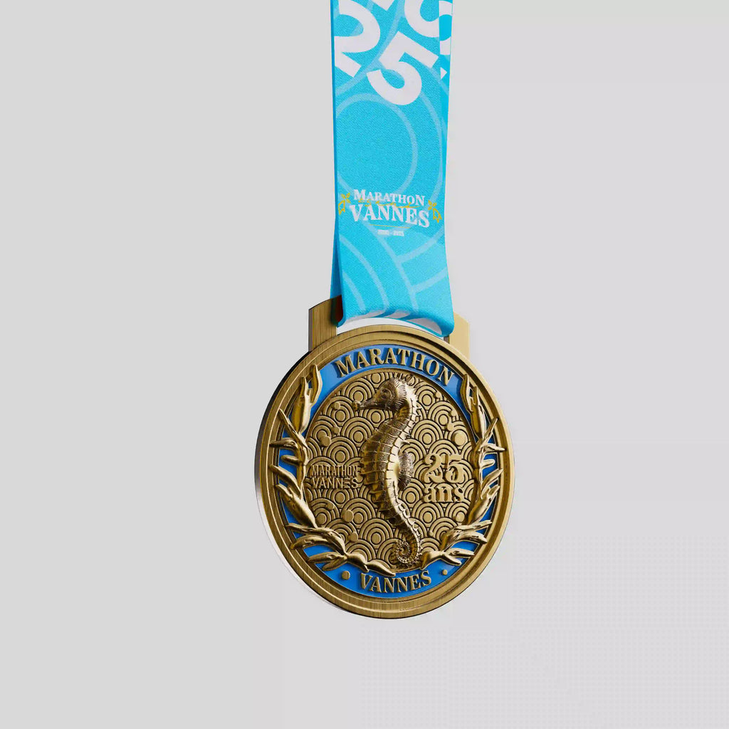 Médaille en métal du Marathon de Vannes, finition dorée avec découpe originale et reliefs nets.