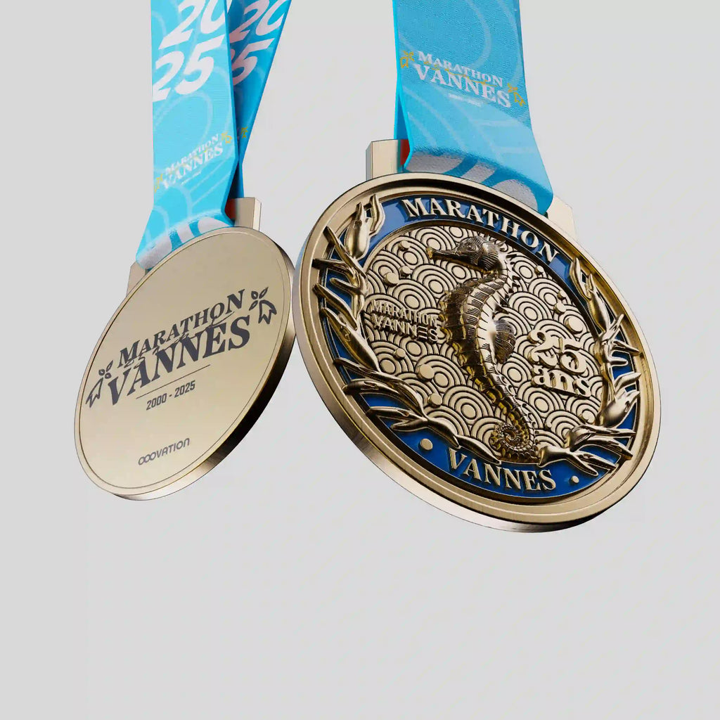 Médaille en métal du Marathon de Vannes, finition dorée avec découpe originale et reliefs nets.