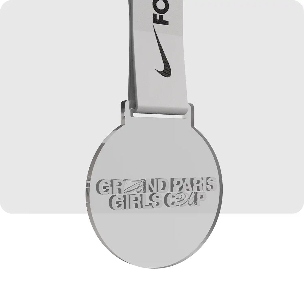 Médaille en plastique simple avec le nom de l'évènement présenté de manière stylisé.