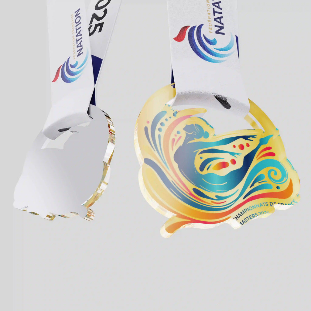 médaille en plexiglass avant et arrière colorée avec nageuse 
