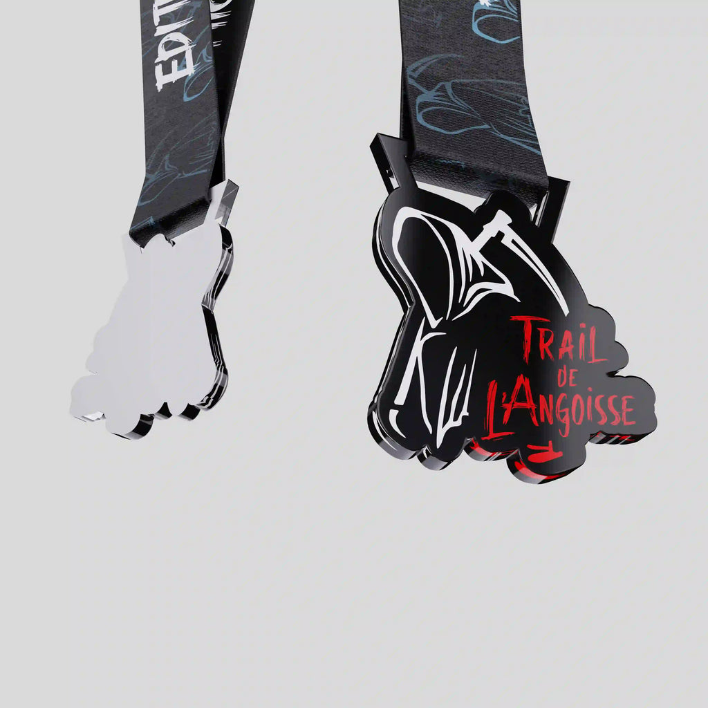 médaille en plexiglass noir et rouge de face et de dos