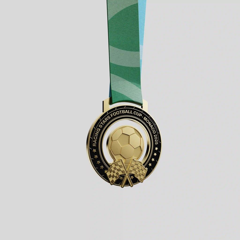 médaille en métal noir et or avec un ballon de football et des drapeaux de circuits