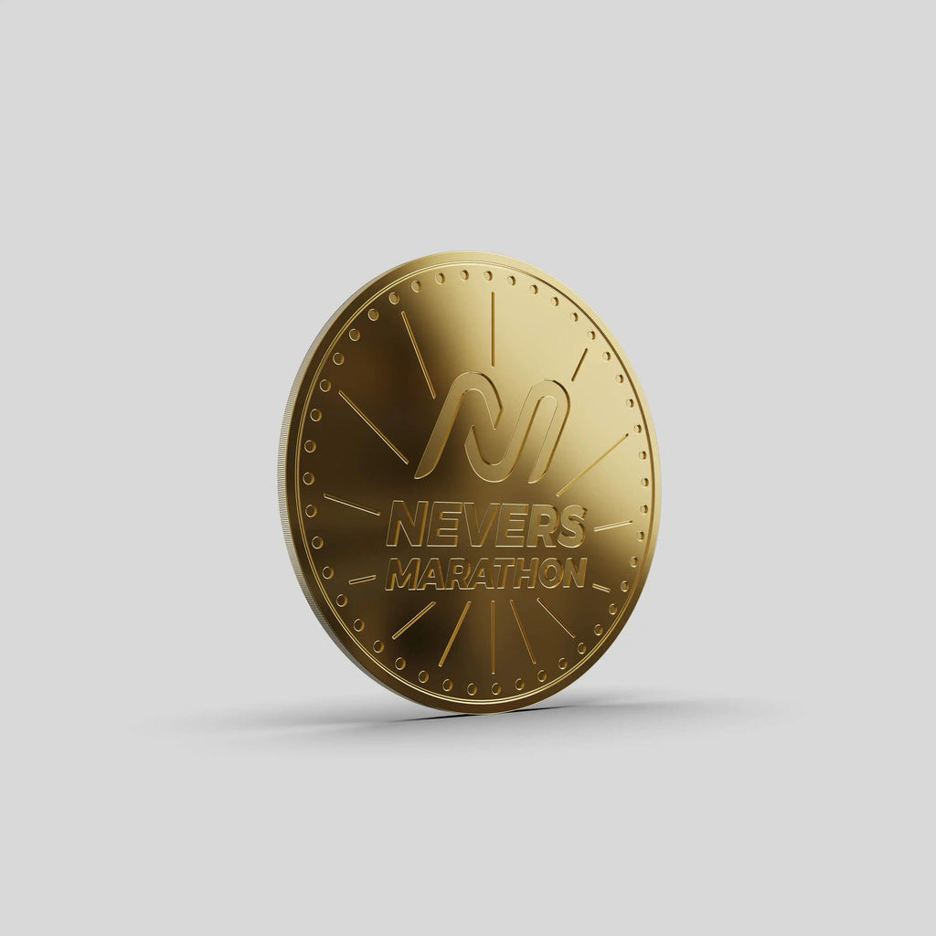 Médaille souvenir dorée du Marathon de Nevers avec logo stylisé et rayons gravés.