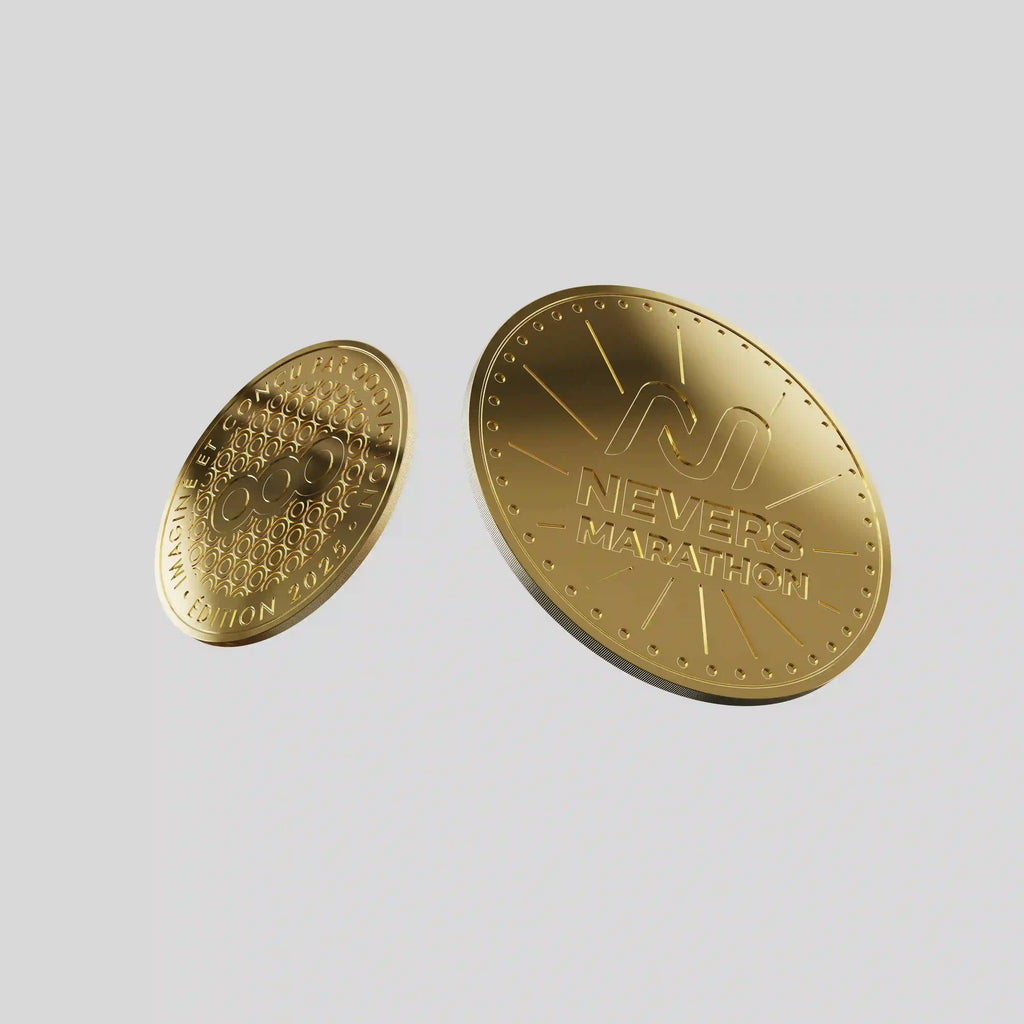 Médaille souvenir dorée du Marathon de Nevers avec logo stylisé et rayons gravés.