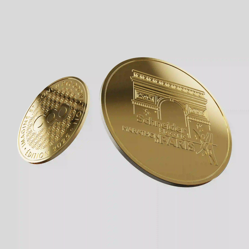 Médaille souvenir dorée du Marathon de Paris avec l’Arc de Triomphe gravé.