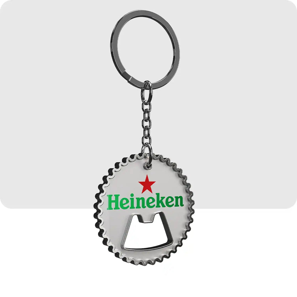 Porte clé personnalisé de couleur blanc, vert et rouge avec une forme personnalisé avec le logo de la marque Heineken. 
