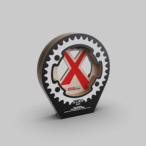 vidéo du Trophée en bois BikingMan AURA 2025 en forme de pignon de vélo avec design ajouré et logo rouge.