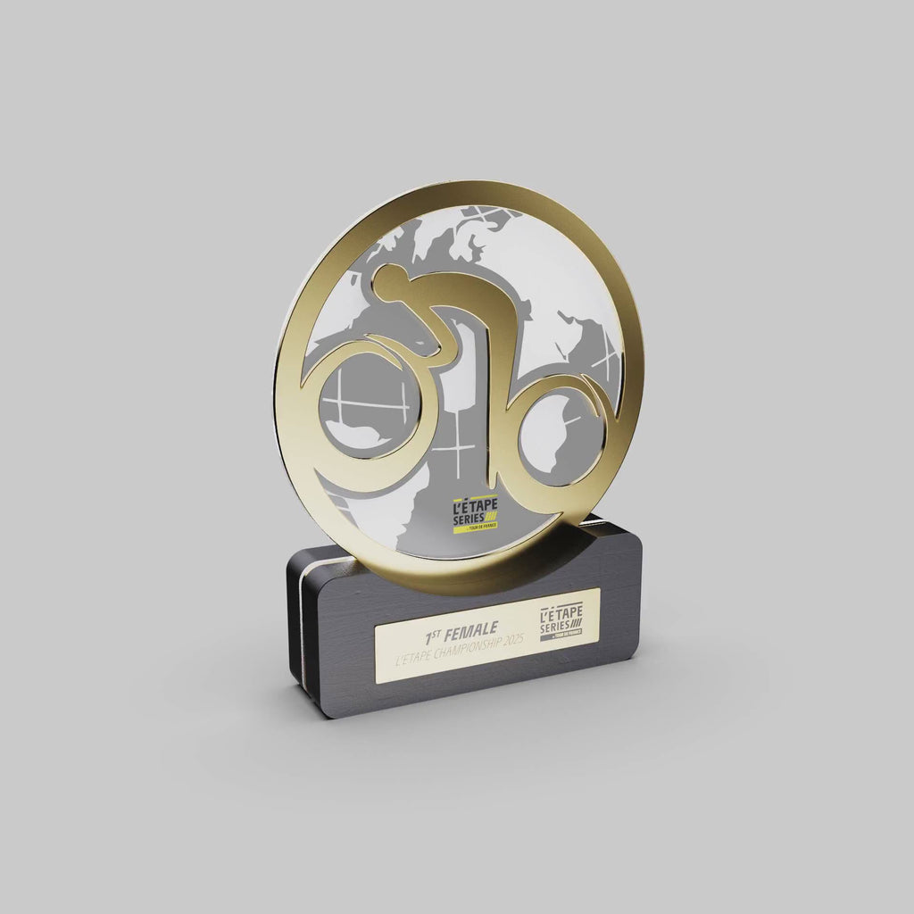vidéo du trophée bois, acrylique et métal pour le tour de france, noir et doré