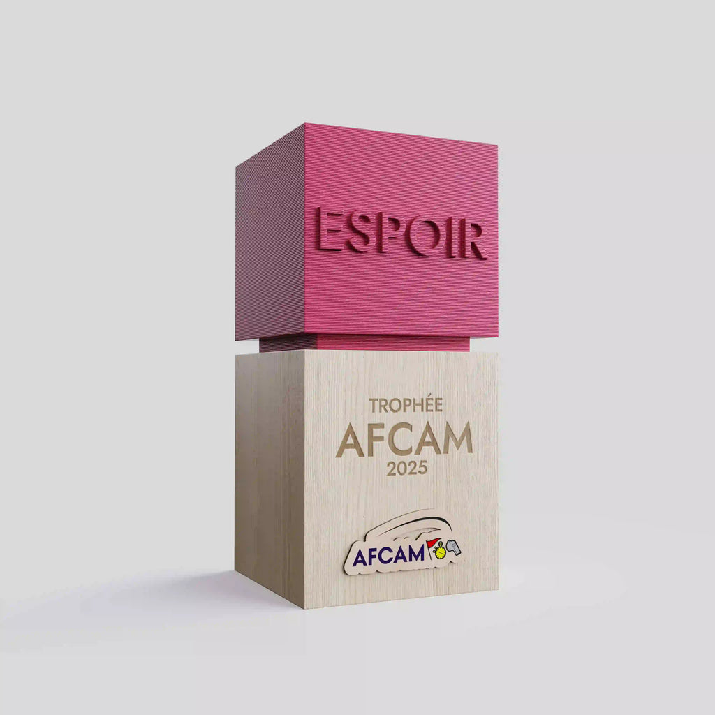 Trophée en bois AFCAM 2025 avec cube rouge "ESPOIR" gravé et socle clair gravé du logo AFCAM.